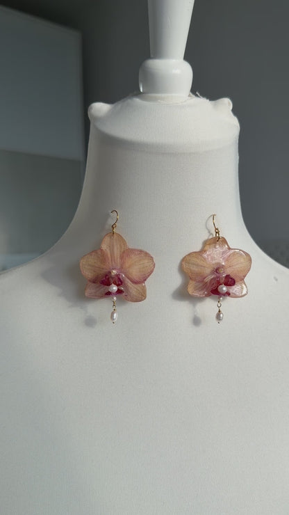 Einzelstück Orchidee Ohrringe mit Süsswasserperlen